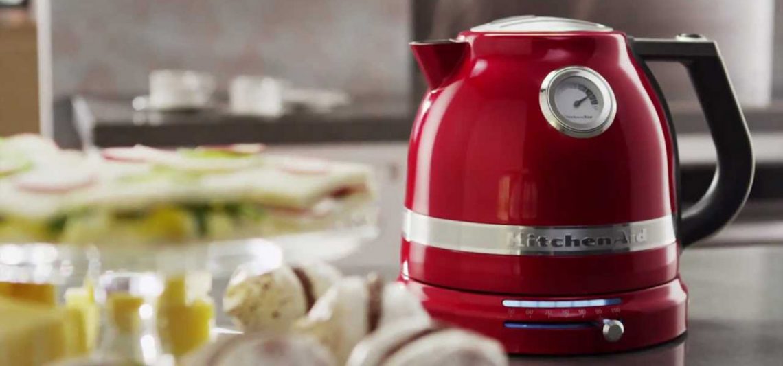 Что делает чайник KitchenAid хорошим вариантом для приготовления утреннего чая?